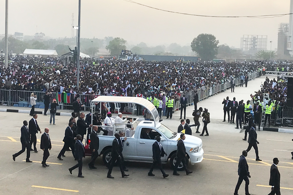 70.000 Menschen begrüßten den Papst in Juba und feierten mit ihm im John-Garang-Mausoleum die Heilige Messe.