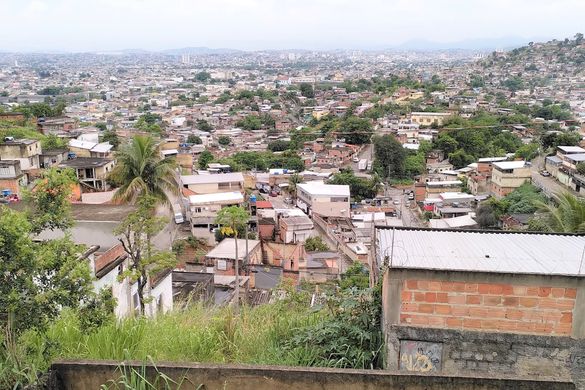 Blick von der Favela Morro da Caixa da Água in Nova Iguaçu auf den Großteil der Metropolregion von Rio de Janeiro (Baixada Fluminense), wo sich die Kindertagesstätte von AVICRES befindet.