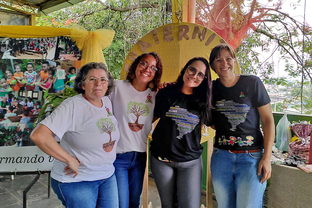 Das Team der Familiensozialarbeit (Familienpastoral) von AVICRES Brasilien: Schwester Salete Placido, Lídia da Silva Cantuária Coelho, Psychologin Josiane Bonadiman, AGIAMONDO-Fachkraft Svenja Knies (von links).