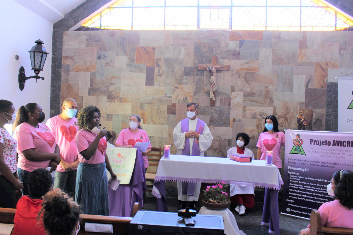 Präsidentin Rodrigues Neta (mit Mikro) eröffnet das Projekt "Gesundheit der Frau – mit Fokus auf Brust- und Gebärmutterhalskrebs". Teams aus Krankenschwestern, Sozialarbeiter*innen und Psycholog*innen informieren und sensibilisieren Frauen in der Metropolregion Rio de Janeiro über Krebsprävention.