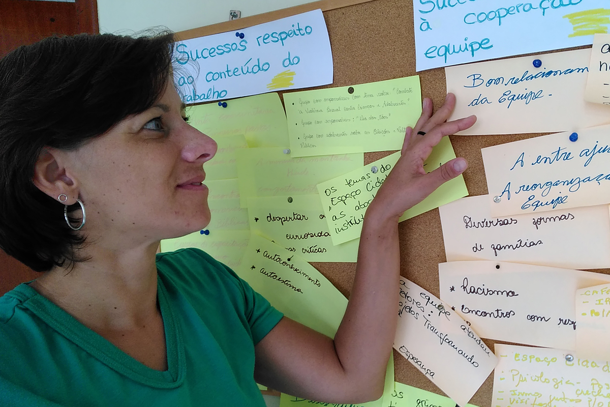 AGIAMONDO-Fachkraft Svenja Knies bei der letzten Teamsitzung in 2022. Die Sonderpädagogin und ihre Kolleg*innen analysierten zusammen die Aktivitäten des vergangenen Jahres. Auf der Pinnwand wurden Erfolge und Stärken ebenso wie bestehende Schwächen festgehalten.