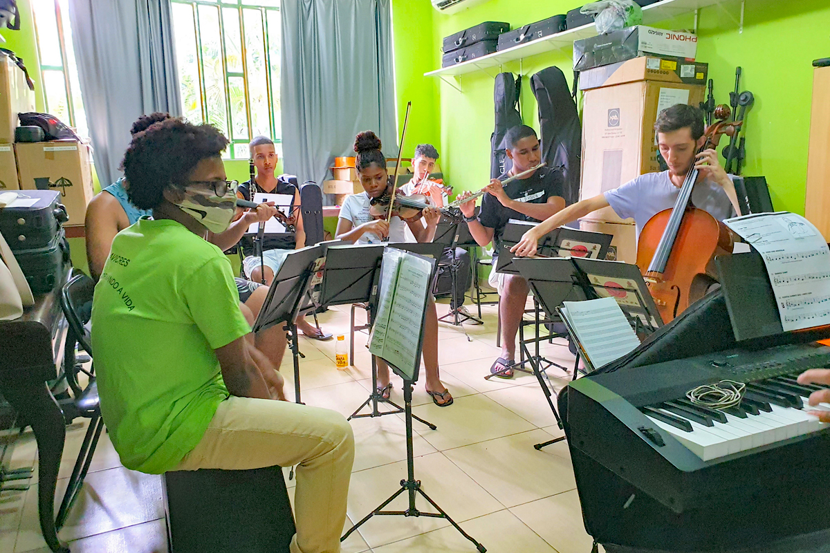 Das Kinder- und Jugendorchester "Orchestra da Vida" probt. Das gemeinsame Musizieren ist eine der Aktivitäten für junge Menschen im Projekt "Sítio das Crianças" (Deutsch: "Projekt der Kinder").