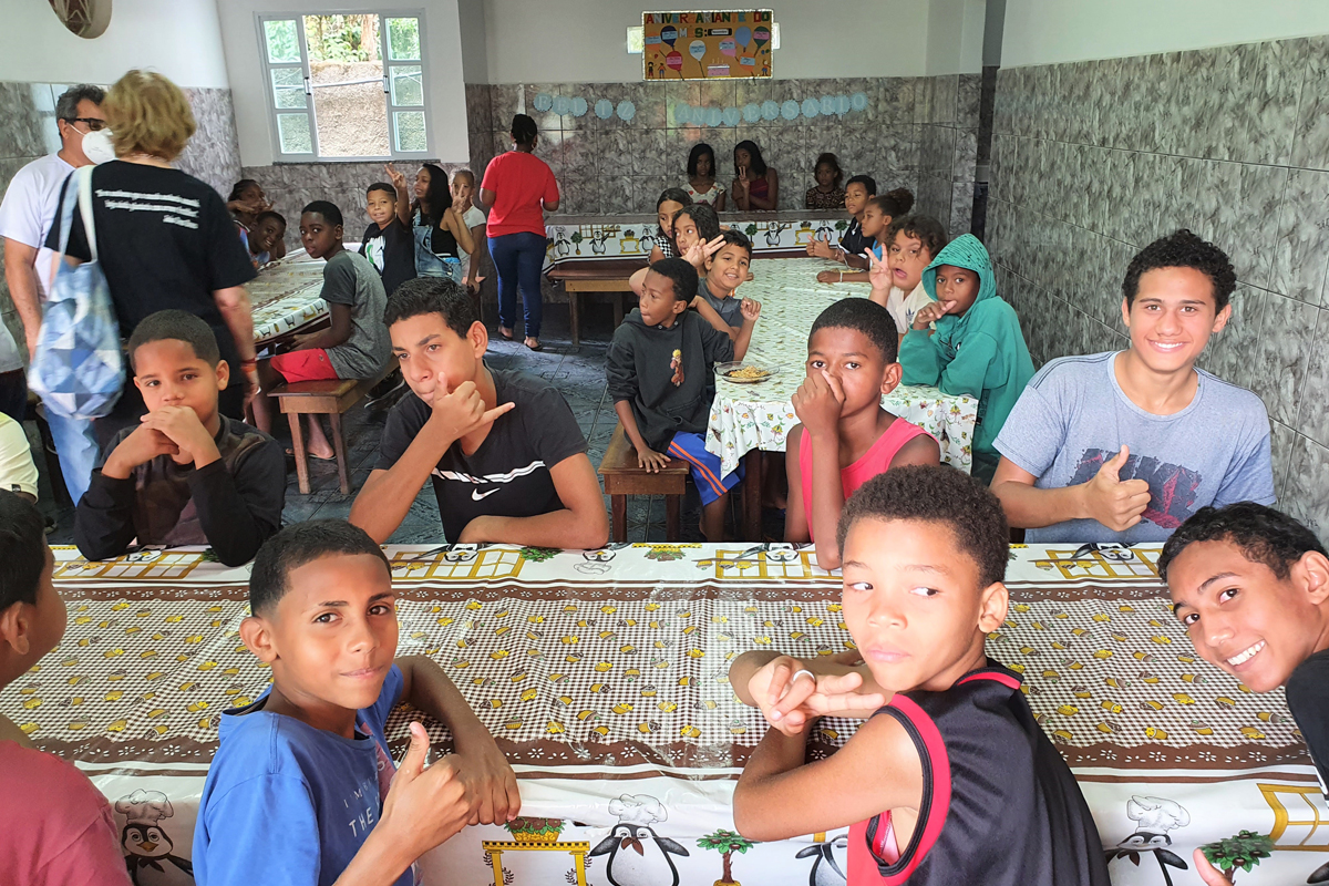 In der Einrichtung "Sítio Natureza Viva" (Projekt der "lebendigen Natur") werden insgesamt 80 Kinder und Jugendliche betreut. Sie können an Sportangeboten, an Informatikseminaren oder handwerklichen Angeboten, wie Holz- und Kunstkursen teilnehmen. Eine Lehrerin unterstützt bei schulischen Themen.