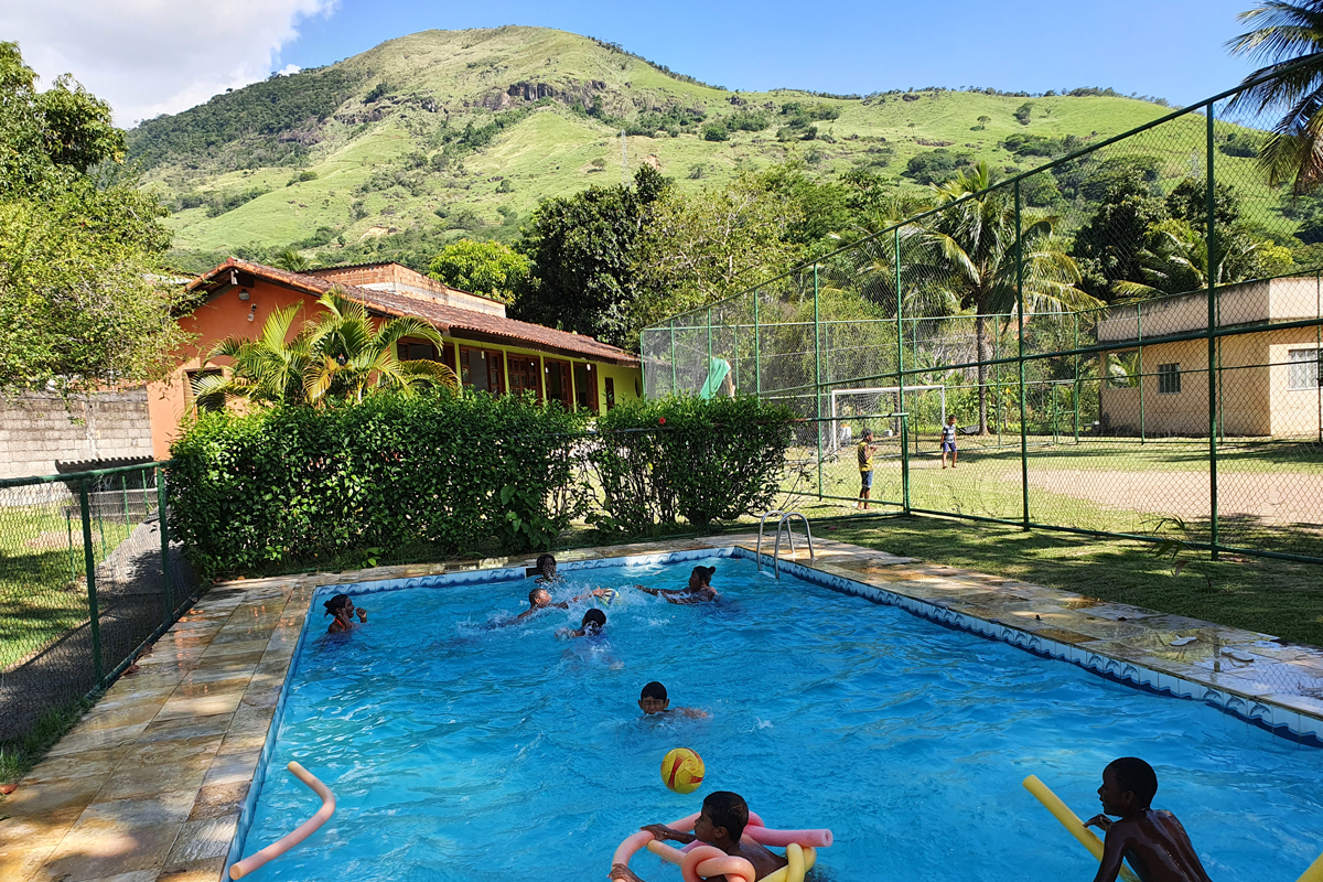 Kinder spielen im Sitío Natureza Viva (Projekt der "lebendigen Natur"). Neben dem Schwimmunterricht findet auch freies Spiel statt.