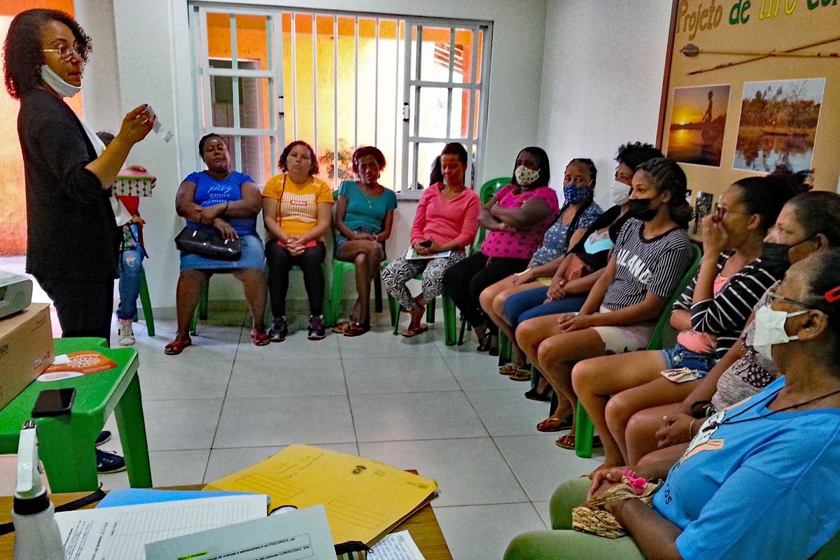 Lídia da Silva Cantuária Coelho, Sozialarbeiterin bei AVICRES Brasilien (links), spricht mit den erziehungsberechtigten Frauen über sexualisierte Gewalt an und sexuelle Ausbeutung von Kindern und Jugendlichen. Das Thema gehört zu einer der Bildungseinheiten für Erziehungsberechtigte.