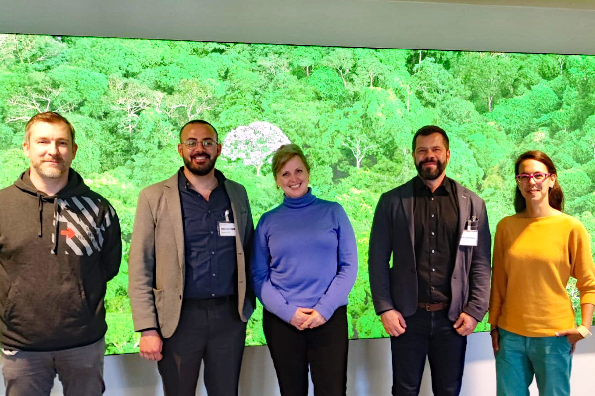 In Berlin hatten ZFD-Fachkraft Thomas Trischler (2. v. re.) und Direktor Elias D'eis ((2. v. lks.), beide vom Holy Land Trust, sowie Lisa Picott, ZFD-Referentin von AGIAMONDO (re.) einen Austausch mit Sibylle Tepper (Bildmitte) und Konstantin Gödicke (links) vom BMZ.