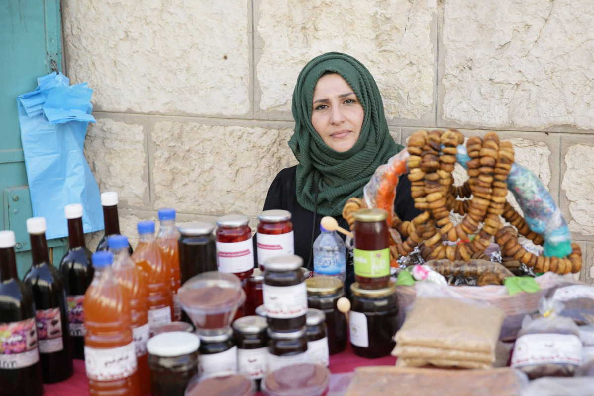Eine Händlerin bietet ihre Waren an ihrem Verkaufsstand auf dem "Bet-Lahem-Festival" an