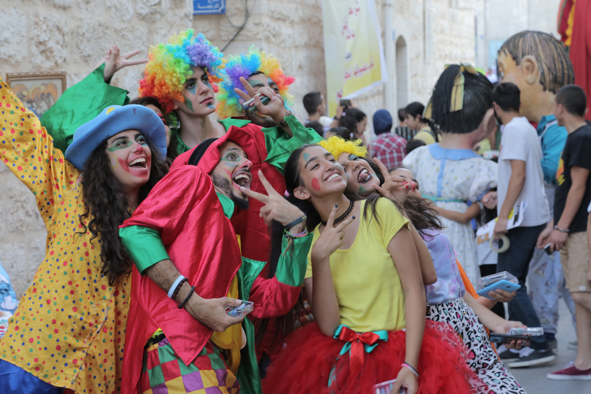 Neben Verkaufsständen und Workshops für Erwachsene gibt es auch ein Kinderprogramm auf dem "Bet-Lahem-Festival" , das von Clowns und anderen Darsteller*innen gestaltet wird.