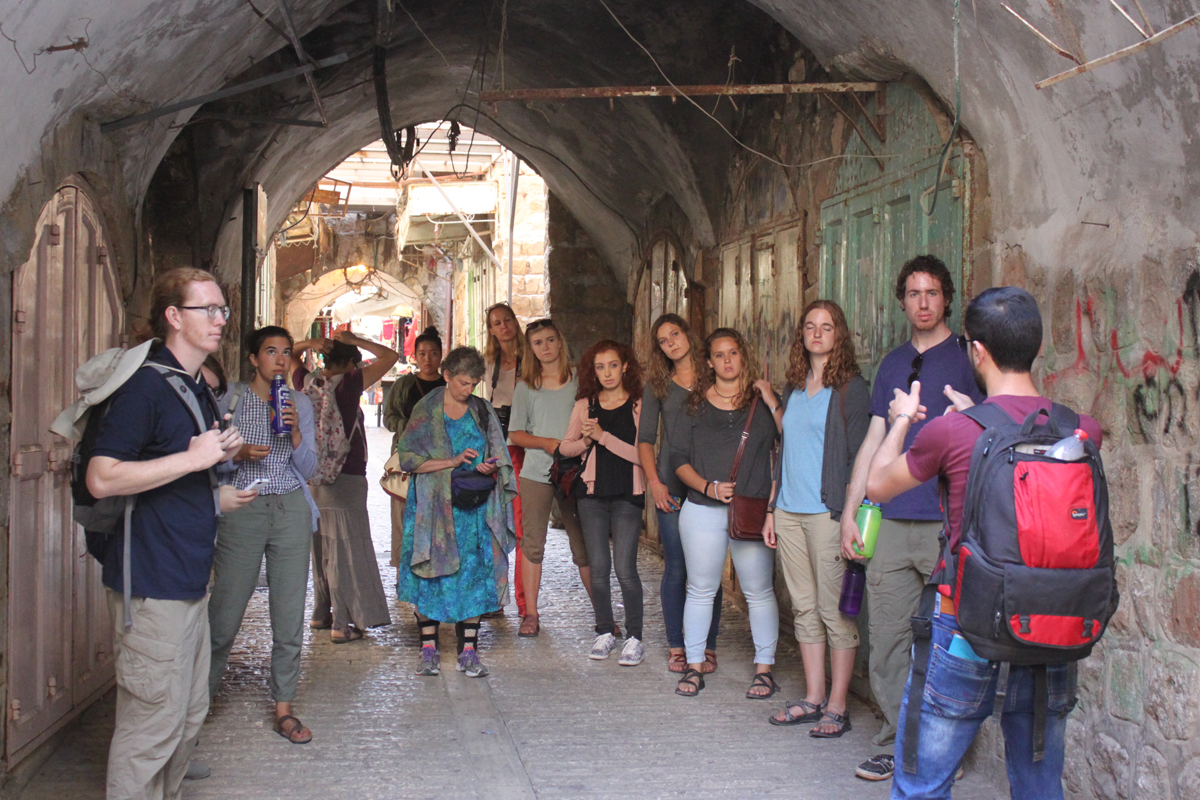 Bei einigen Reisetouren des Holy Land Trusts, wie der christlichen oder der katholischen Wallfahrt, erleben die Tourist*innen eine Führung durch die Altstadt in Bethlehem.