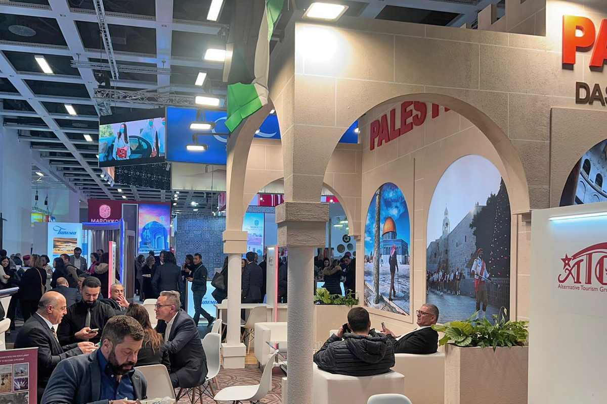 Am Stand des Holy Land Trust auf der Internationalen Tourismusmesse wird für die verschiedenen Bildungsreisen des HLT nach Israel/Palästina geworben.