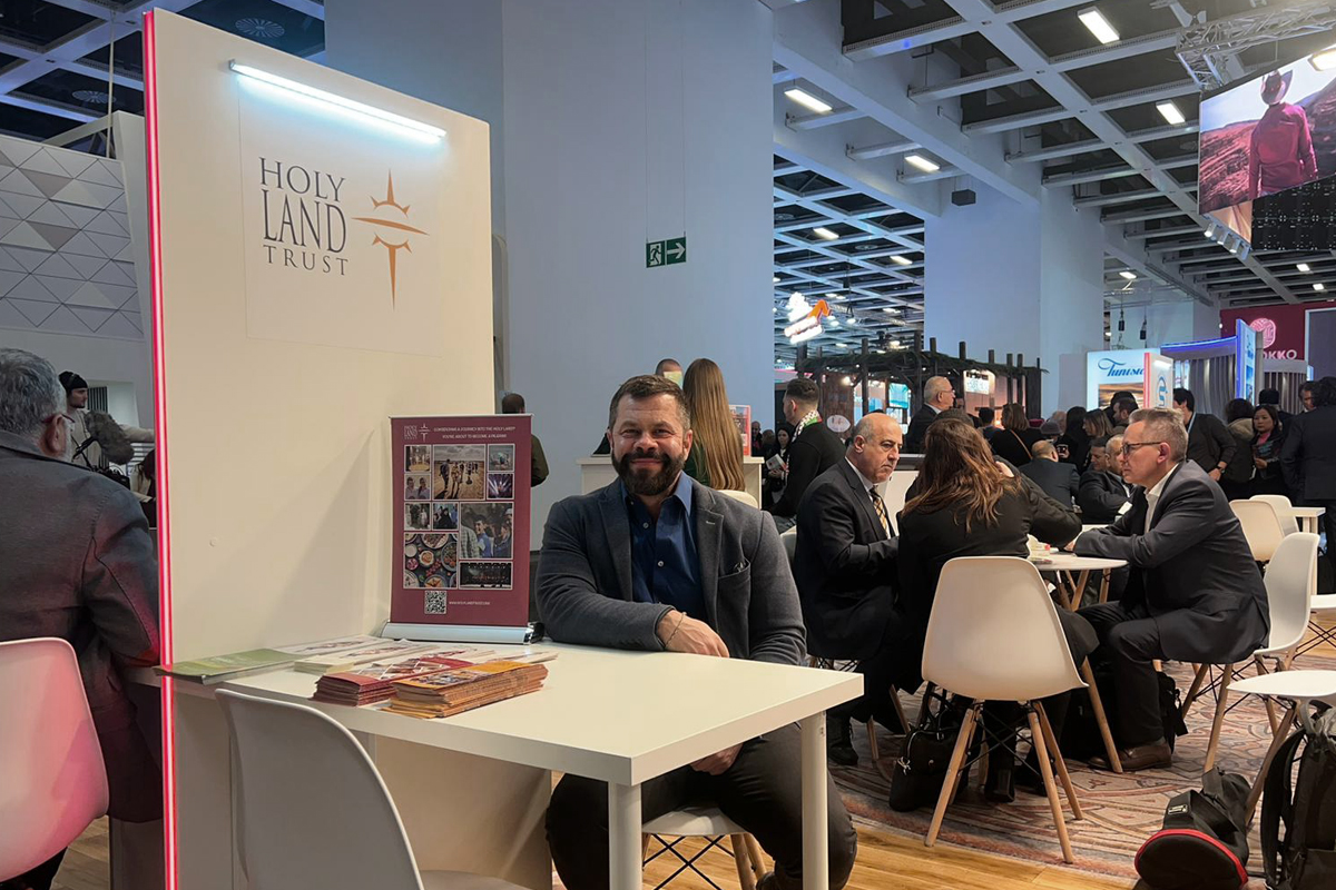 Thomas Trischler auf der Tourismusmesse 2023 in Berlin. Zu seinen Aufgaben gehören auch "Speaking-Touren", z. B. ein Vortrag in der Zentrale für politische Bildung in Berlin, wo er über den Nahostkonflikt berichtete.