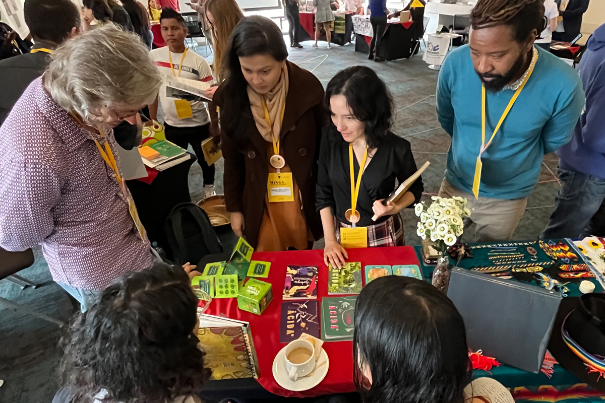 Gespräche an einem Messestand