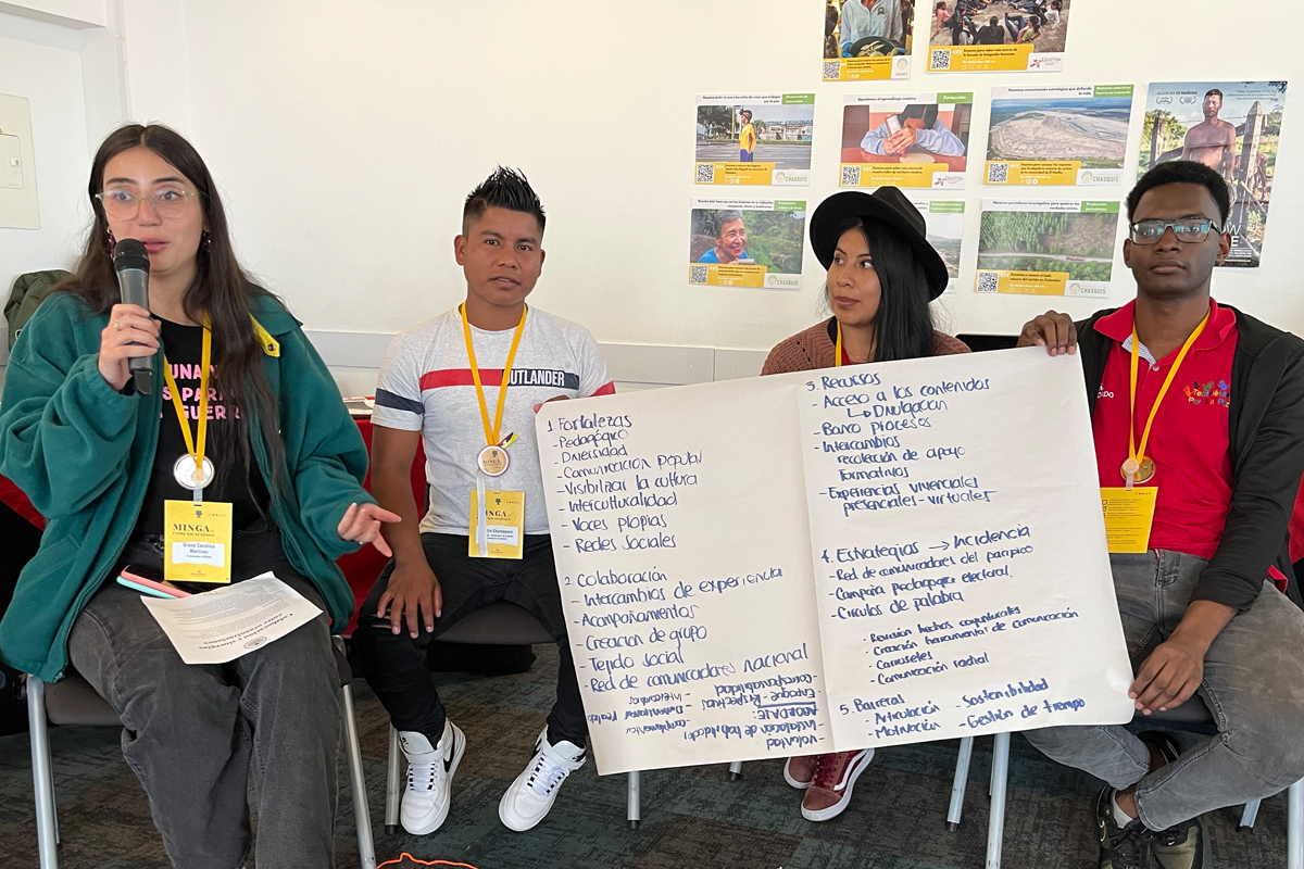 Diana Carolina Martínez López spricht über kooperative Strategien, die die Kommunikationsarbeit fördern. Mit ihren Kolleg*innen Berlin Chamapuro Caizamo, Daniela Estefania Ceballos Piarpuzan und Jhon Alexis Viveros Valencia (von links) hatte sie vorher darüber diskutiert.