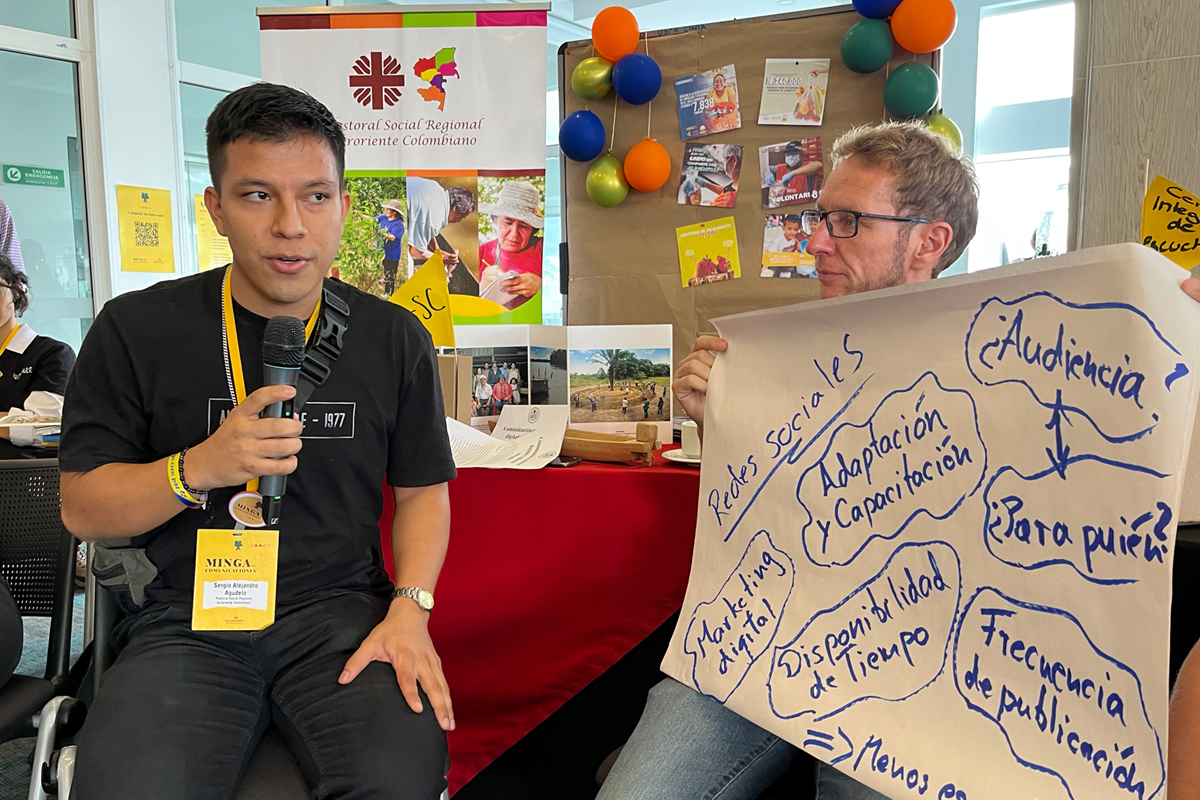 Sergio Alejandro Agudelo Guacheta (links) spricht über das Teilen von Erfahrungen und Lernprozessen in Projekten. Dabei geht es um Kommunikationswerkzeuge und -plattformen sowie um deren Anpassung an die Bedürfnisse der Organisation und des Publikums. Andreas Hetzer unterstützt und hört zu.