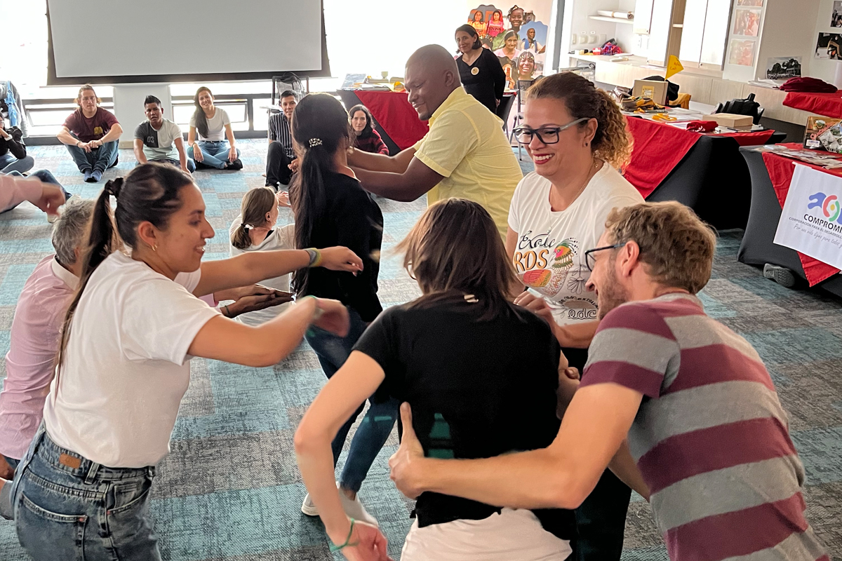 Im Workshop "Körper, Stimme und Kommunikation" "spielt" diese Gruppe nur mit Körper und Stimme eine Kaffeemaschine, die von den anderen Teilnehmer*innen erraten werden soll. So soll Kommunikation durch Körper, Gesten und Stimme gefördert werden.