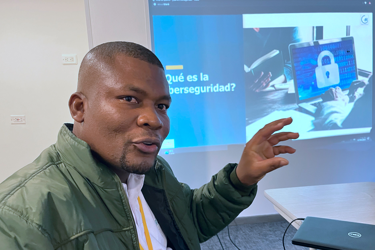 Jenry Serna Córdoba, Kommunikator aus dem Chocó/Pazifikregion, zeigt eine Präsentation im Workshop "Digitale Sicherheit". Er betont: "Ich möchte die Arbeit zeigen, die wir in unserer Region leisten, und gleichzeitig neue Strategien für die Gemeindekommunikation lernen".