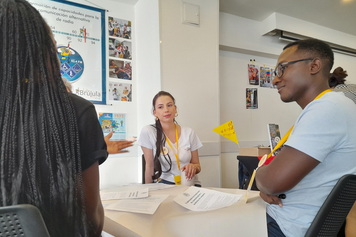 Cesar Andres Guerrero (rechts) und Vanessa Buitrago (Mitte) sprechen über Kommunikationswerkzeuge und Wirkungsmessung.