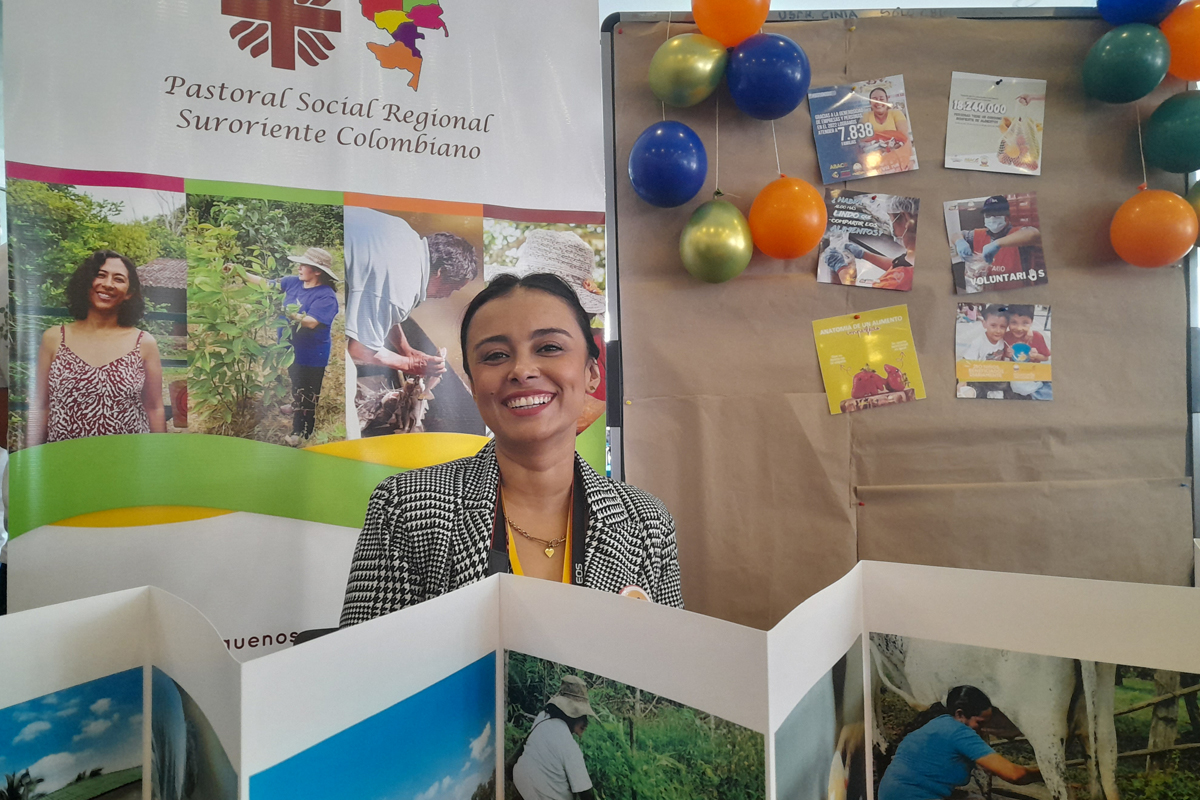 Viviand Andrea Ortiz Jaramillo präsentiert aktuelle Entwicklungen der Pastoral Social Regional del Suroriente Colombiano.
