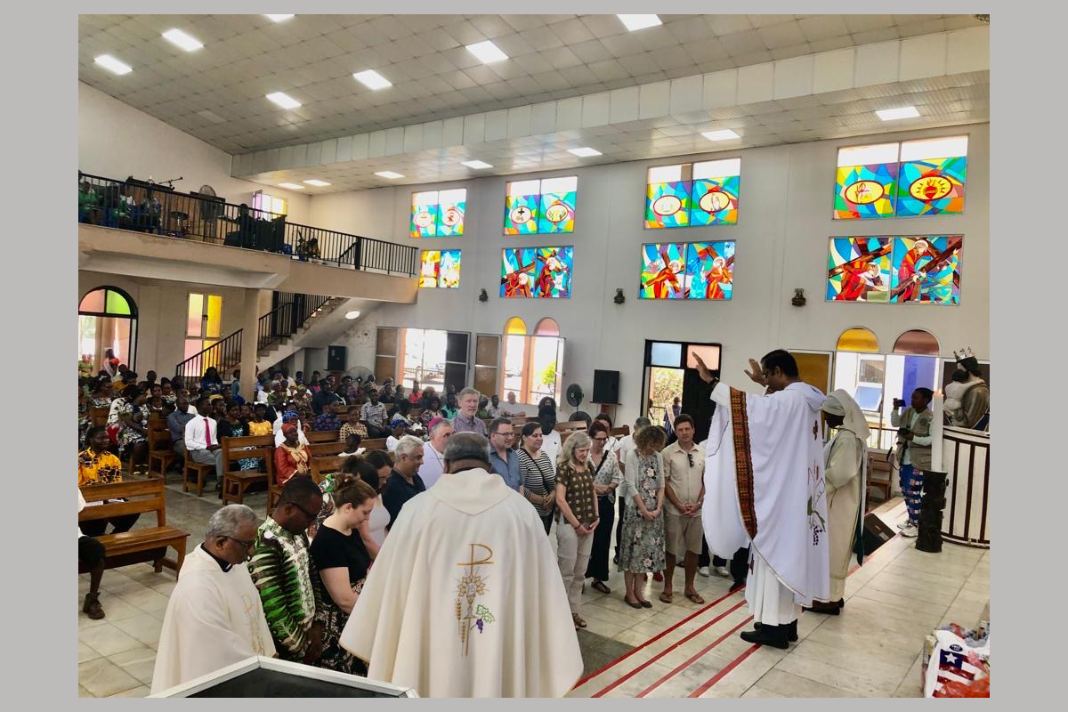 Gemeinsamer Gottesdienst aller Teilnehmer*innen vor der Workshoperöffnung.