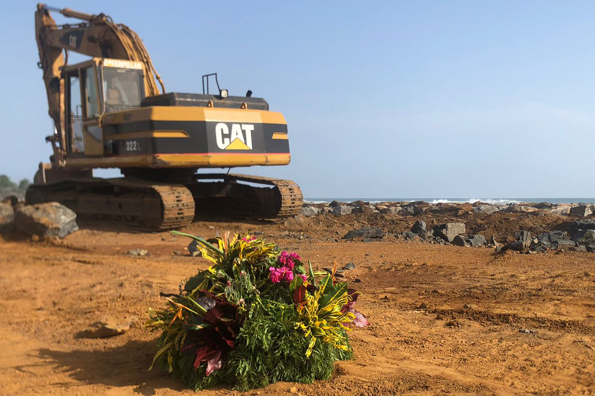 An dem Ort, an dem die Minister der Regierung unter William Tolbert ermordet wurden, gibt es keine Gedenkstätte. Er wird derzeit zugebaut, deshalb legten die Teilnehmer*innen den Kranz für die Getöteten am Strand nieder.