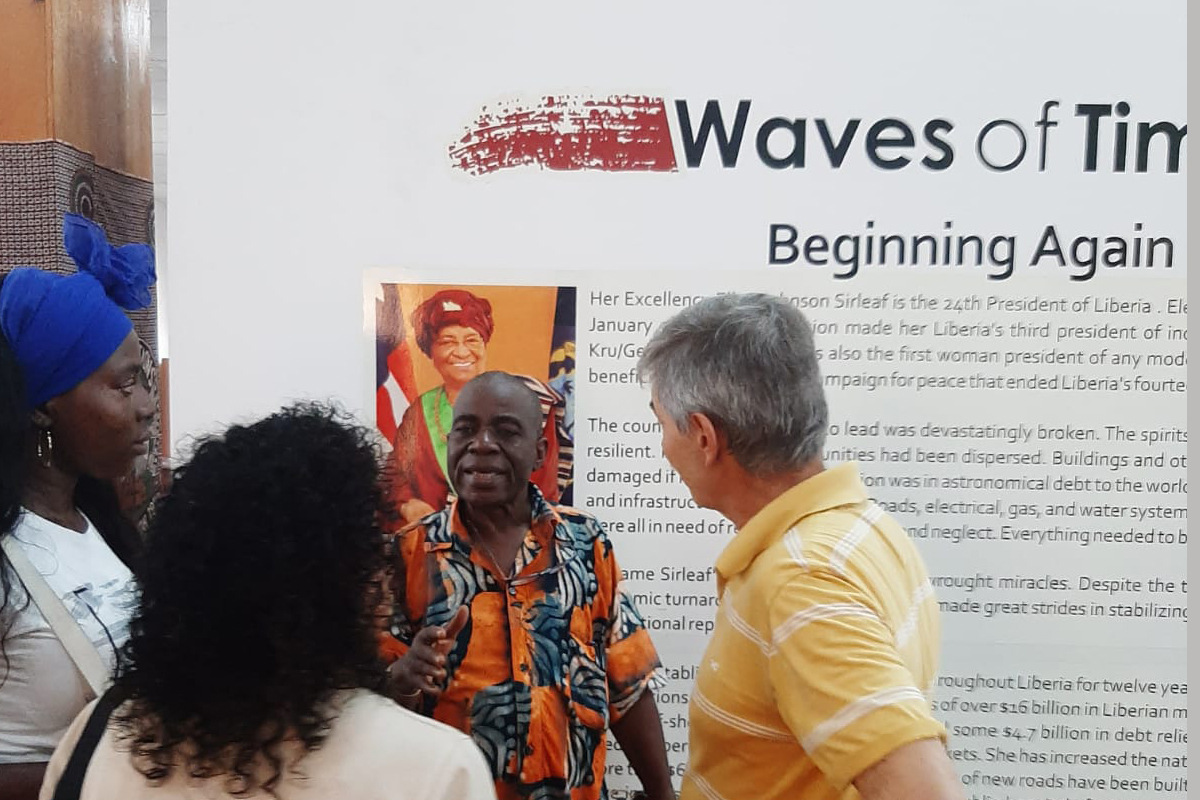 Besuch im National Museum in Monrovia, wo auch an das 50-jährige Bestehen der Genfer Konvention erinnert wird.