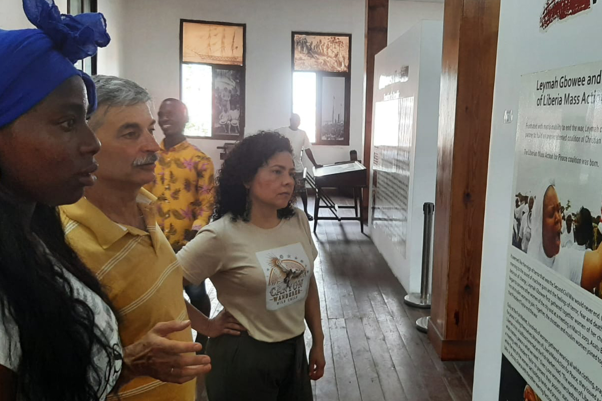 Nach ihrer Ankunft in Monrovia besuchen die Teilnehmer*innen das National Museum, um sich dem Thema des Workshops anzunähern.