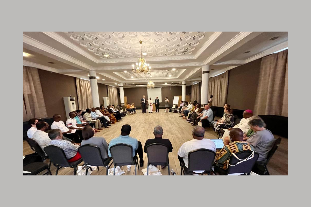 Eröffnung des Workshops. Eine Woche lang werden die Teilnehmenden sich zu Erfahrungen des Umgangs mit gewaltbelasteter Vergangenheit in Liberia austauschen und mit verschiedenen Akteur*innen zusammentreffen.