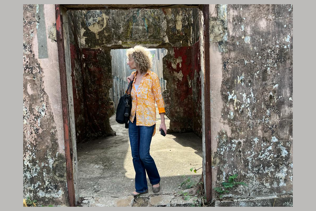 ZFD-Länderkoordinatorin Marion Körbel beim Besuch eines Militärgefängnisses, wo während des Bürgerkriegs politische Gefangene inhaftiert waren.