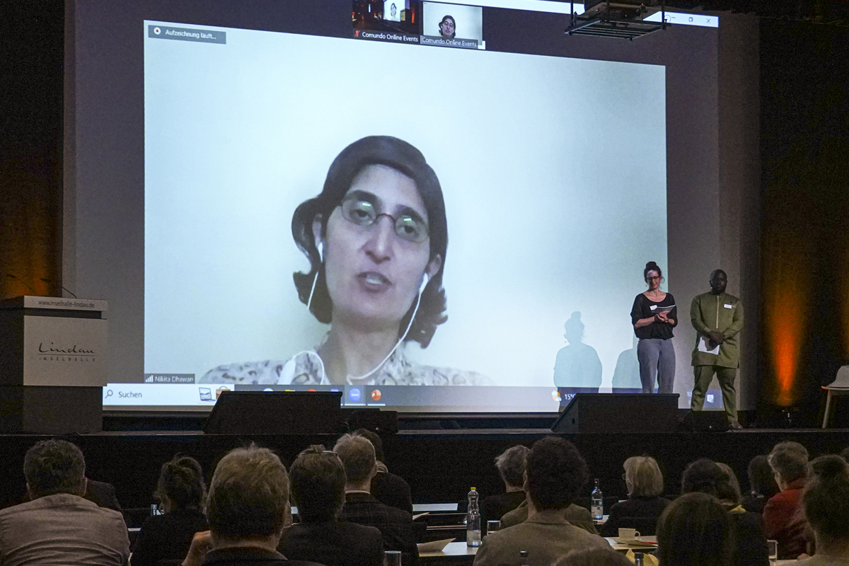 Keynotespeakerin Nikita Dhawan, Professorin für Politikwissenschaft an der TU Dresden, betont, dass es hinsichtlich der Dekolonisierung in der Personellen Zusammenarbeit keine allgemeine Regel geben könne, sondern Kontext-sensibel gearbeitet werden sollte. Sie sagt: "Wir müssen in den Dialog gehen und eine Ethik des Zuhörens entwickeln".