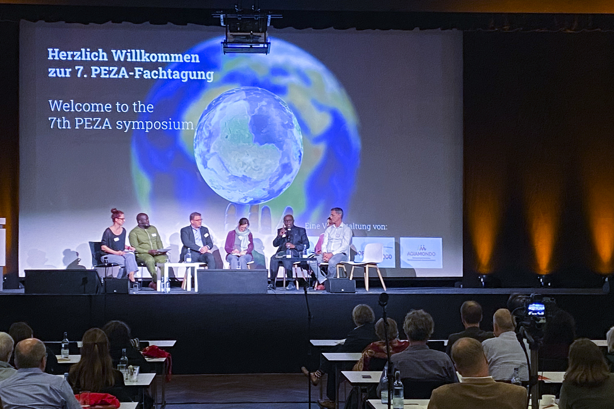 Podiumsdiskussion zur Fragestellung: Wie können wir zur Dekolonisierung in der PEZ beitragen? Dr. Jörg Lüer (3.v.l.) sagt: "Wir müssen uns fragen, wie wir gestörte Beziehungen heilen können. Die Rückgabe von Objekten allein hilft da nicht, sondern wir müssen uns fragen, wie wir gemeinsam die weiteren Beziehungen gestalten wollen."