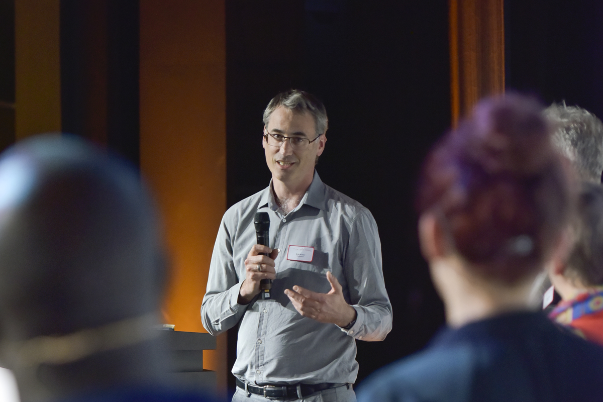 Eric Keller, Geschäftsführer von Comundo hebt im Schlussstatement hervor: "Wir müssen achtsam sein beim Zuhören und nicht nur abwarten, dass wir selbst weiterreden können. Dabei sei kritische Reflexion wichtig und ein Hinterfragen der eigenen Haltung."