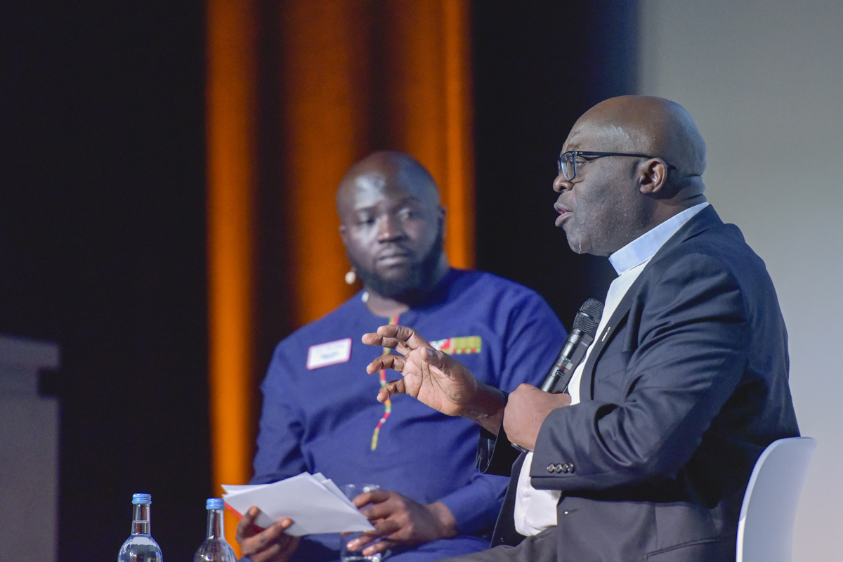 Monsignore Jervis Kebei Kewi (rechts), Generalsekretär der Nationalen Bischofskonferenz in Kamerun, sagt im Gespräch mit Valerie Viban, Süd-Nord-Fachkraft bei Justitia et Pax: "Wir können die Vergangenheit nicht ändern, aber wir können unser Denken ändern und wie wir die Dinge betrachten."