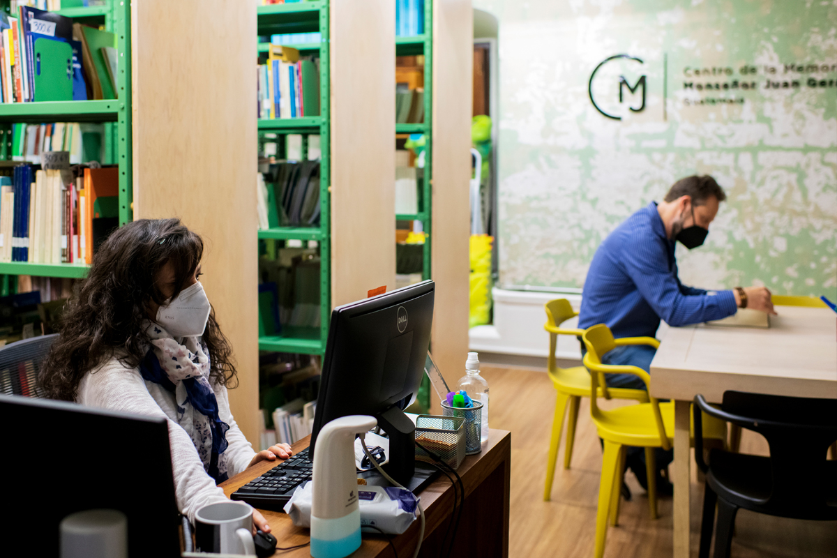 Im Erinnerungszentrum "Monseñor Juan Gerardi Archiv" von ODHAG in Guatemala-Stadt. Hier im Bügerkriegsarchiv der Organisation liegen Zeugnisse. Die Mitarbeiter*innen beschäftigt, wie diese sinnvoll für die Erinnerungsarbeit eingesetzt werden können.