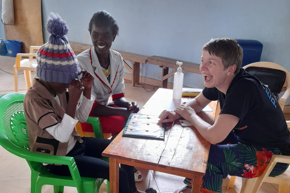 Wanda Mainka (rechts) berät im Familiengespräch eine Frau und ihre Tochter außerhalb von Nairobi in Itangini. Die Mutter machte sich Sorgen über das Sprachniveau ihrer Tochter.
