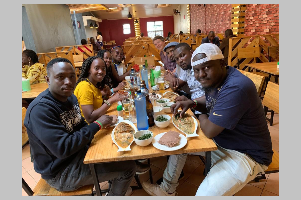 Gemeinsames Mittagessen am letzten Arbeitstag mit den Kolleg*innen: Isaac Makori, Emmi Gielen, Louisa Wangalwa, Mary Musyoki, wanda Mainka, Michael Katifaru, Gregory Yegon und Areba Nyang’acha (von links).