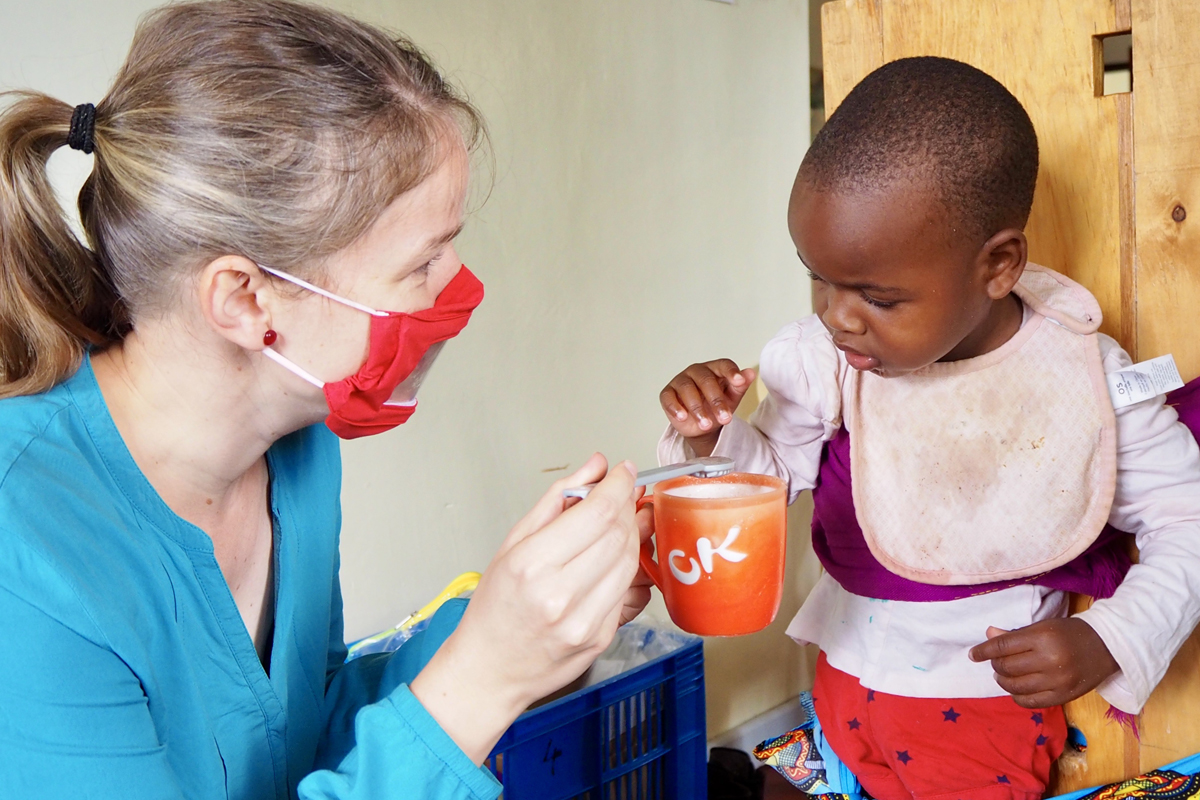 Wanda Mainka unterstützt die dreijährige Hope Victoria mit Schlucktherapie. Dabei ist es auch wichtig Nahrung mit den Händen wahrzunehmen.