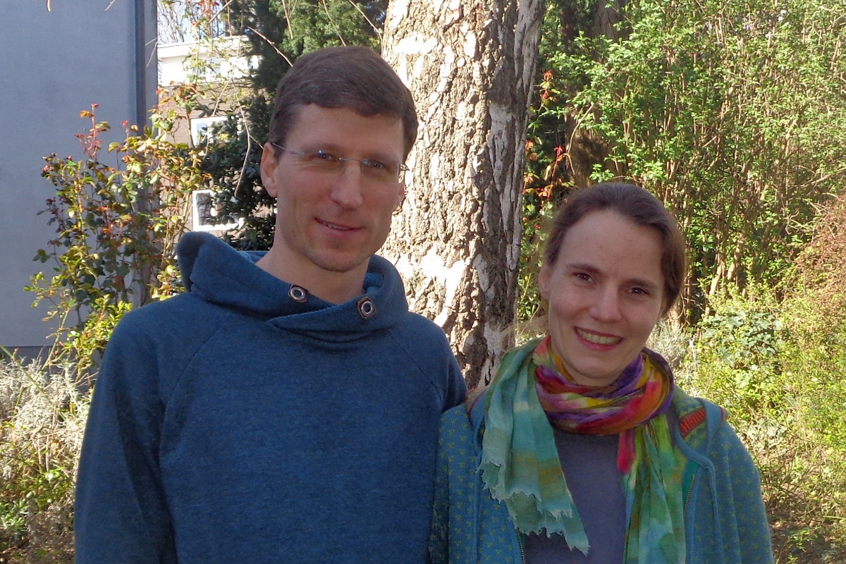 Der Kinderarzt Stefan Berberich-Kappe und seine Frau Gertrud Kappe, eine Kinderkrankenschwester, sind vor kurzem mit ihren beiden kleinen Töchtern nach Ghana ausgereist. Als AGIAMONDO-Fachkraft unterstützt er die Kolleg*innen der Station für kranke Kinder und für Neugeborene. Das Hospital ist sehr wichtig für die Versorgung der armen Bevölkerung.