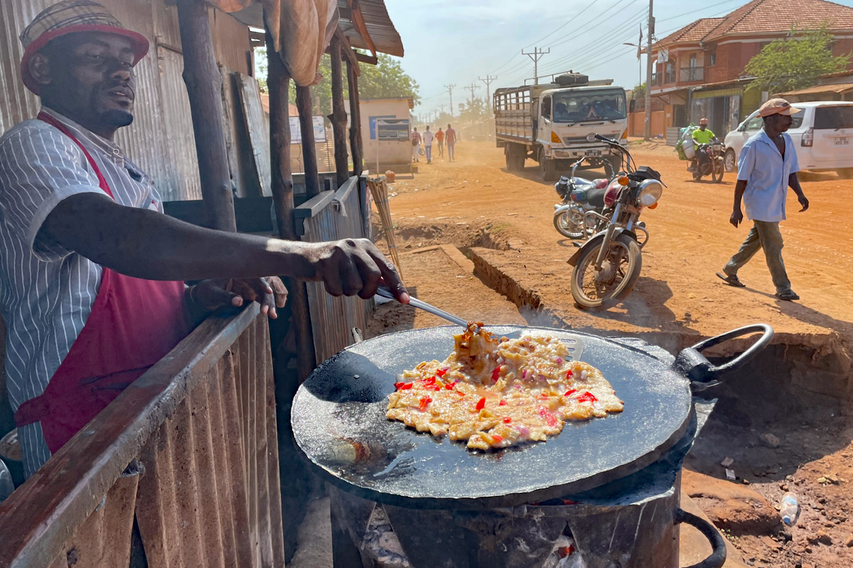 In der Nähe der Universität gibt es viele Garküchen an der Straße, die von den Student*innen und  Mitarbeiter*innen der Universität gerne besucht werden. Das Essen ist einfach und lecker.