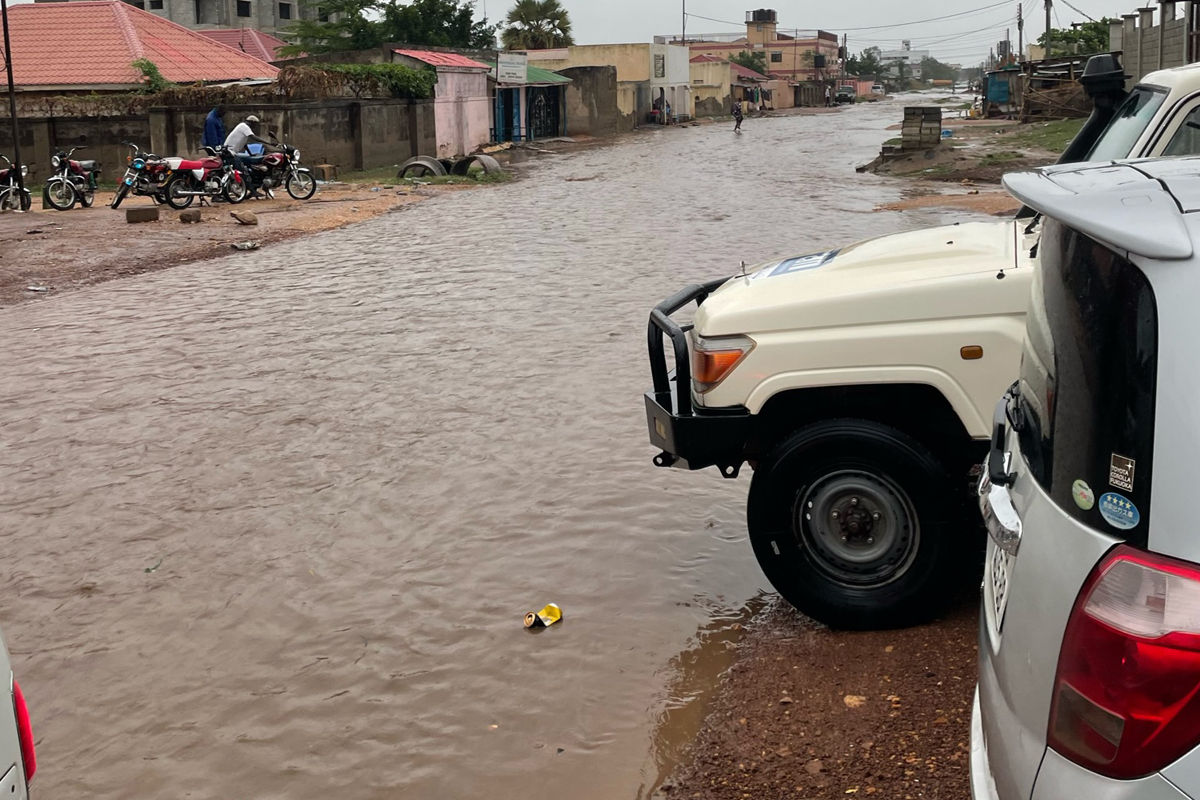 Nach heftigen Regenschauern sind die Straßen Jubas ein einziges Flusssystem, weil es kaum Drainagen für den Abfluss gibt. Das Wasser fließt oberirdisch zum Nil. Moskitos und Mikroben vermehren sich aufgrund des stehenden Wassers stark. Damit steigt das Risiko, Malaria und andere hygienebedingte Krankheiten zu bekommen.