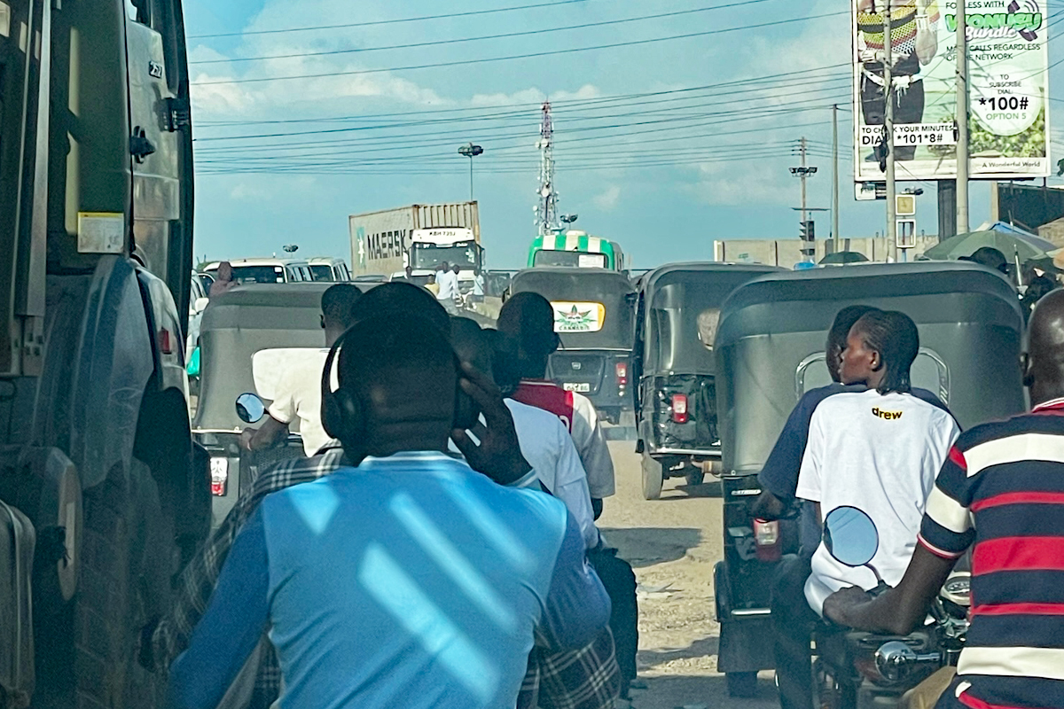 Rushhour im Zentrum von Juba – die Straßen sind mit Motorrollern, Tuk-Tuks und Lastwagen gefüllt.