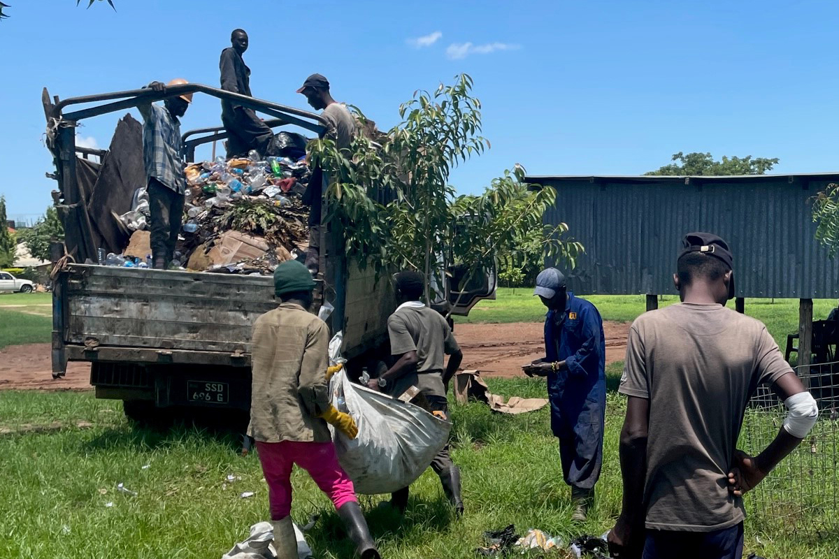 Die Universität hat eine Initiative zum Thema Abfallentsorgung gestartet. Damit soll das Bewusstsein für einen anderen Umgang mit Müll geschärft werden. Im Bild: Student*innen bei einer Clean-up-Aktion auf dem Campus.