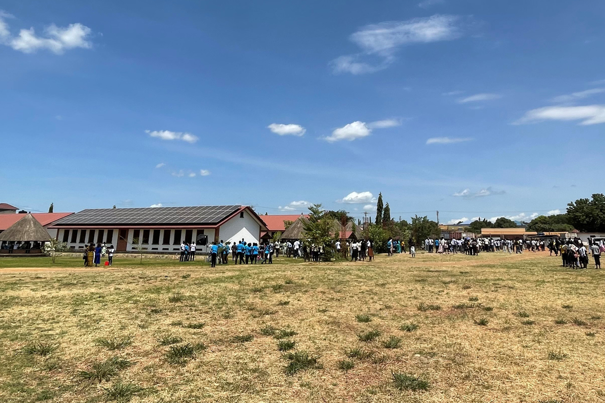 Im vierten Jahr organisieren die Student*innen zum Semesterende eine Abschlussparty. Im November werden sie graduiert und verlassen danach die Hochschule.