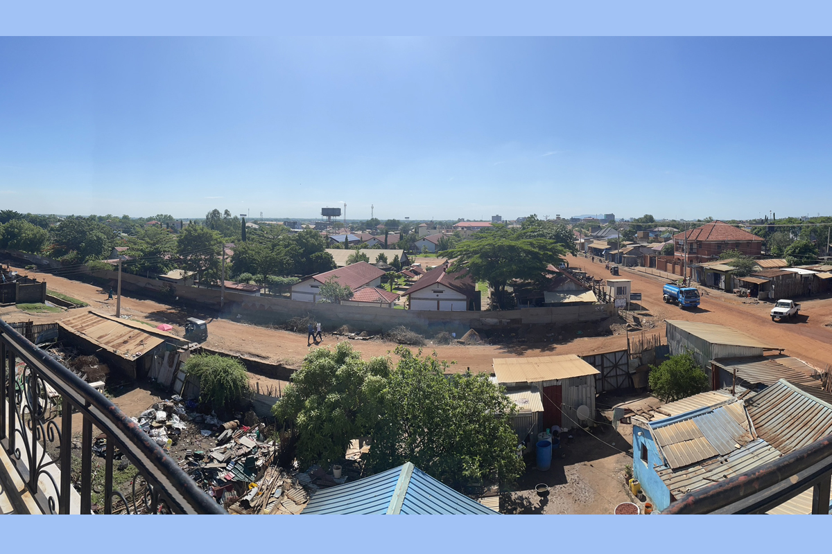 Der Campus der Universität von oben, im Hintergrund die Stadt Juba