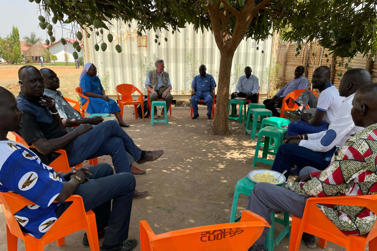 Für die Student*innen gibt es keine Mensa. Aber die Mitarbeiter*innen der Universität treffen sich mittags am "Weisheitsbaum", um ein einfaches südsudanesisches Essen einzunehmen. Meistens ist es Maisbrei mit Okraschoten in Sauce. Der Treffpunkt ist zudem Info- und Wissensbörse, sowie Forum für Diskussionen, die mit viel Engagement geführt werden.