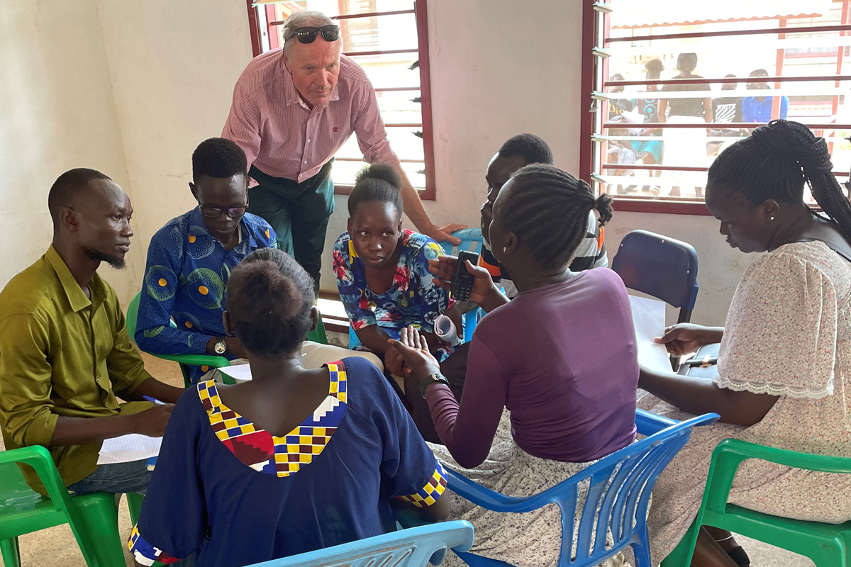 Nach der Vorlesung setzen sich die Student*innen in einem Diskussionsprozess partizipativ mit den Arbeitsthemen auseinander. Volker Riehl (hinten) hört zu und beantwortet Fragen.