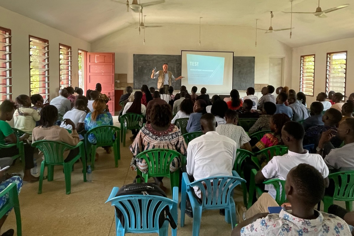 Bei der Vorlesung mit einem Beamer können aktuelle Podcasts oder Beitträge aus dem Internet gezeigt werden.