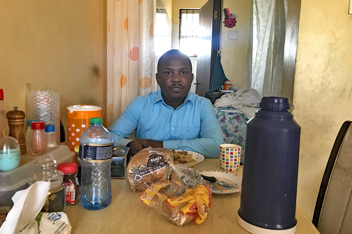Gastgeber Julius Wanyama in seiner Küche, er ist Head of Programme - Cohesion and Transformation bei Haki Yetu Organization in Mombasa.