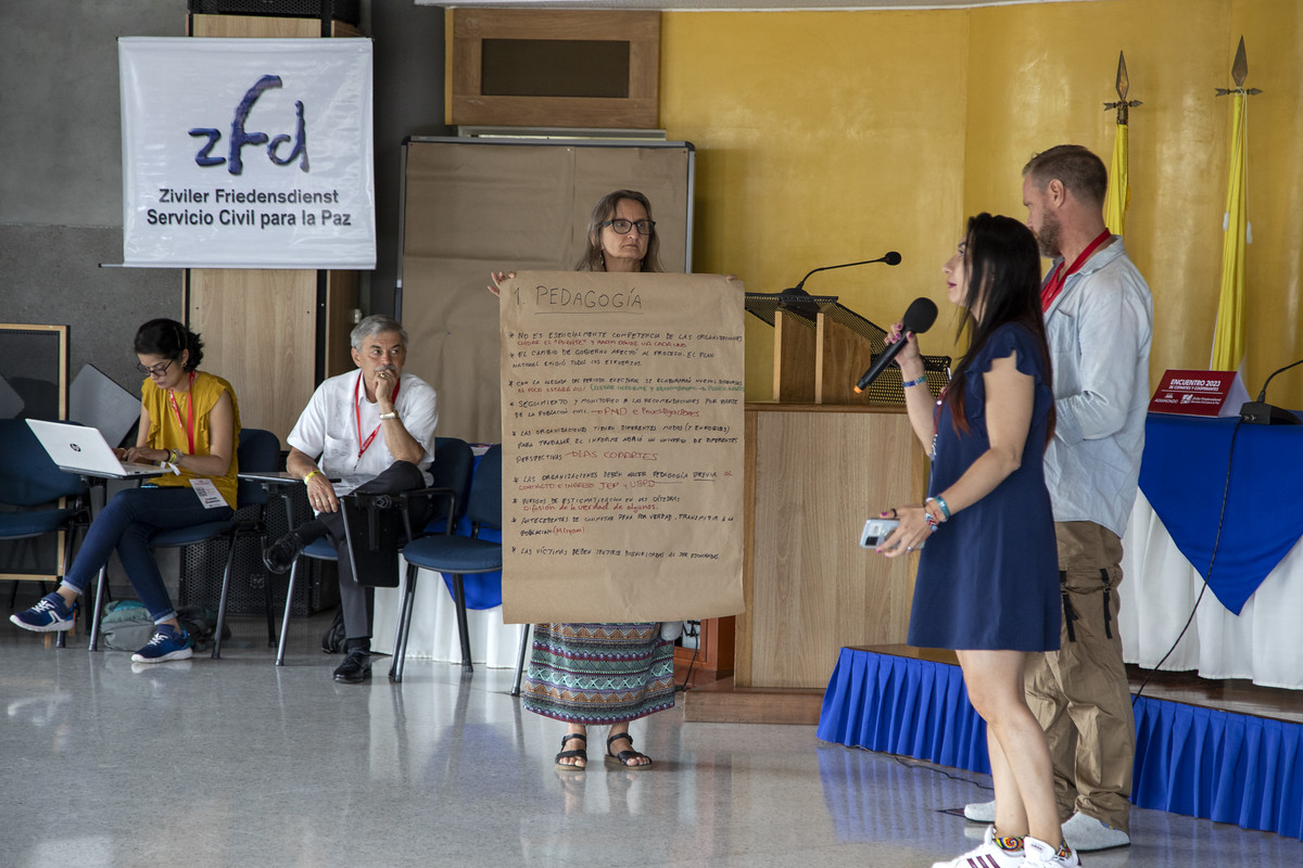 Expert*innen sprechen zum Thema Friedensaufbau: (von links nach rechts) Eliana Lombo/Beraterin für Planung u. Überwachung, ZFD-Koordinator Stefan Pleisnitzer, Christine Weissner/ZFD-Fachkraft bei d. Sozialpastoral Buenaventura, Nubia Salamanca/Regionale Koordination der Pazifikregion Kolumbiens (CRPC) und Matts Olsson/ZFD-Fachkraft bei CRP