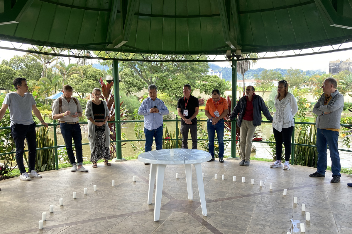 Der Tag beginnt mit einer spirituellen Eröffnung unter der Leitung von Pater Albeiro Parra (vierte Person von links)