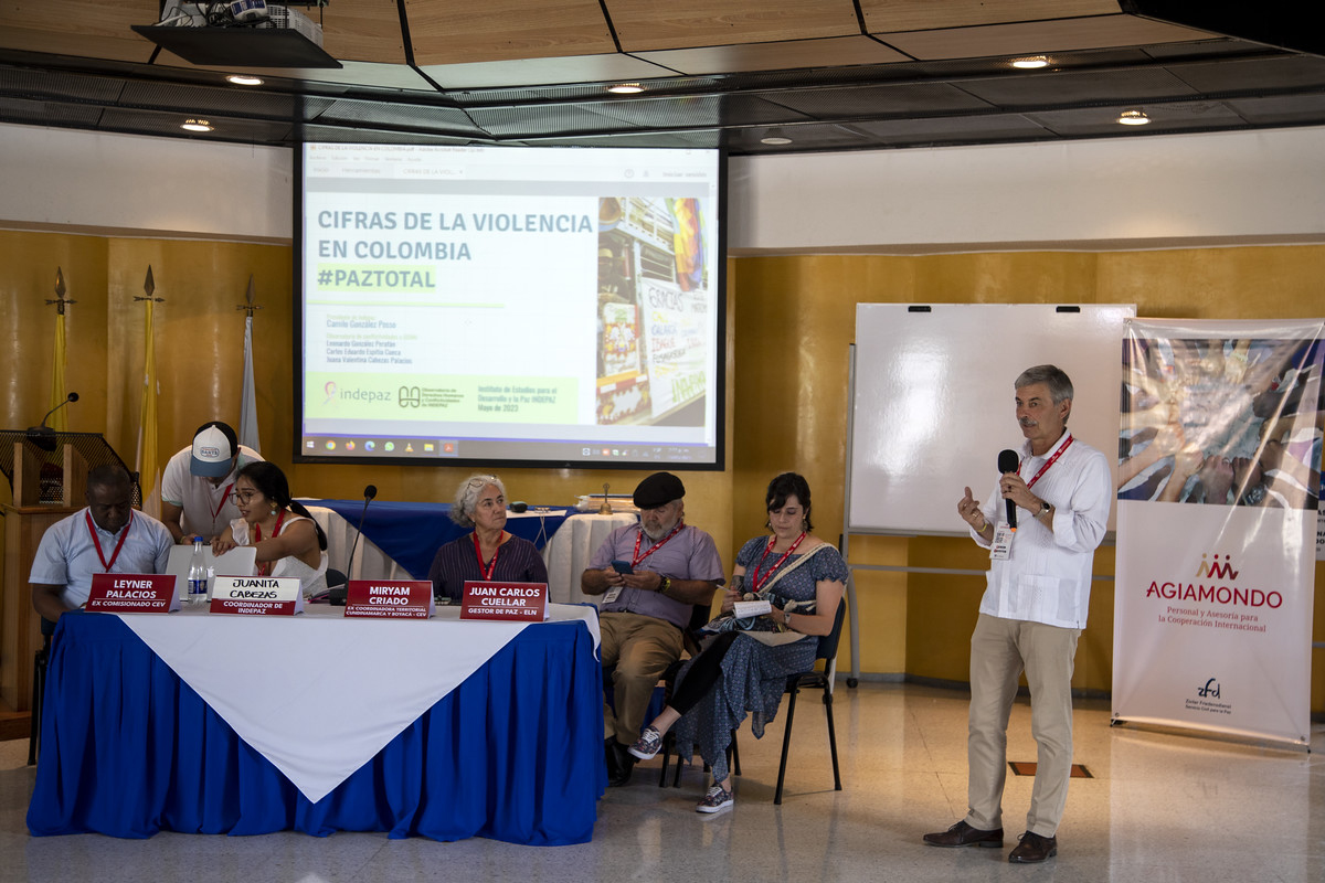 ZFD-Koordinator Stefan Pleisnitzer stellt die Expert*innen vor.